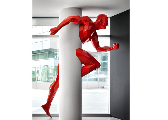 China Große gemalte moderne Art Geometric Running Man Fiberglass-Skulptur-Wand-Dekoration fournisseur