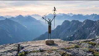 Moderne schamanische Steinbockfigur aus Bronzeguss