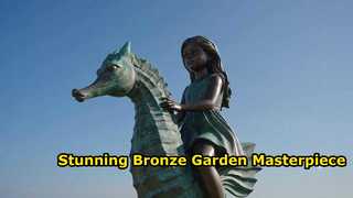 Lebensgroße Bronzestatue eines Mädchens, das auf einem Seepferdchen reitet