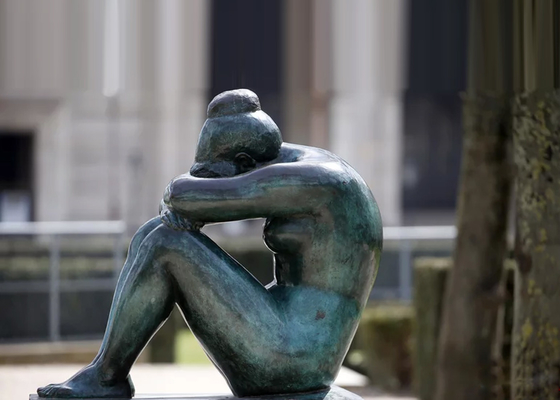 Ein guter Preis. Dekoration Gartenkunst Bronze Patina Meditierende Mädchen Skulptur Online