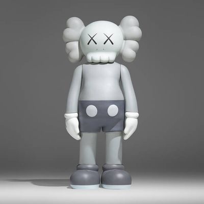 Ein guter Preis. Aussagekräftiges Kunstwerk: Große KAWS-Skulptur aus Fiberglas für Sammler Online