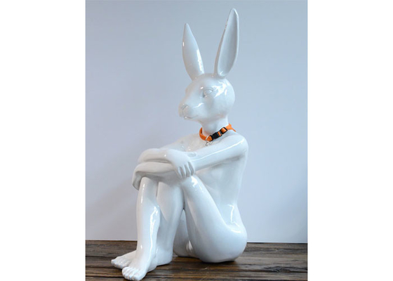 Gemalte Kaninchen-Mann-Fiberglas-Skulptur-Fantasie-Grafik-Originalgröße im Freien