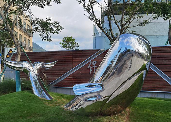 Hochglanzpolierte moderne Kunst-Edelstahl-Wal-Skulptur-Gartenlandschaft