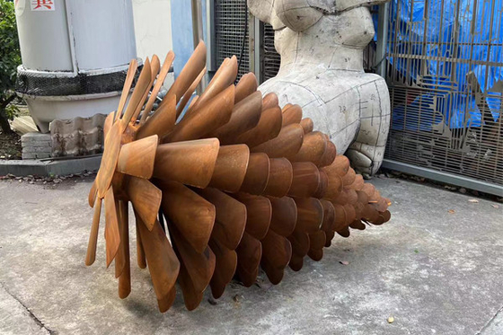 Gartenkunst Außenverzierungen Corten Stahl Rostgebackene Kieferkegel Skulptur