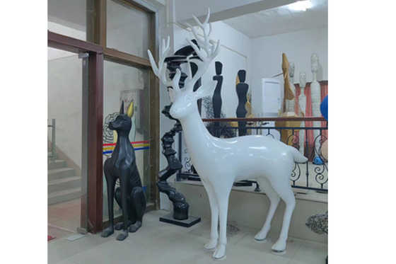 Ein guter Preis. Öffentliche Kunst Tierstatue Glasfaser Weißhirschskulptur zur Außendekoration Online