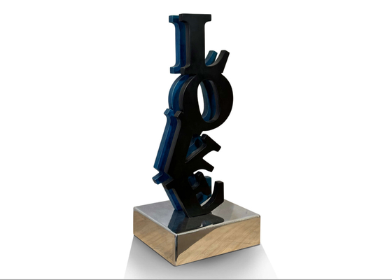 Ein guter Preis. Kunstdekorative Schwarz & Blau Edelstahl LIEBE Skulptur mit poliertem Untergrund Online