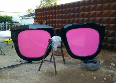 Ein guter Preis. Metallskulptur-Kunst-riesiger Sonnenbrille-Skulptur-Edelstahl mit rosa Gläsern Online