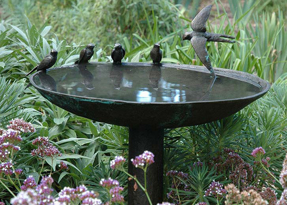 Lebensgröße Metallguss Bronze Vogelbadschüssel Statue Außenskulptur