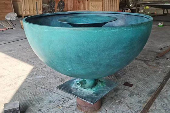 Antike Bronze-Wasserbrunnenskulptur für Gartendekor mit Kelch-Design