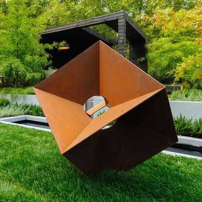 Moderne Rusty Corten Stahl Handskulptur Würfel für die Außendekoration