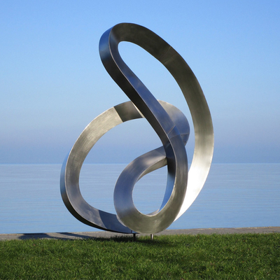 Brushed Edelstahl Flowing Ribbon Skulptur Zeitgenössische Reflexionskunst für Luxusräume