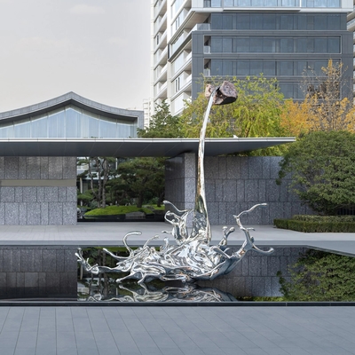 Gefrierter Spritzmoment: Maßgeschneiderte Edelstahl-Wasserbrunnenskulptur
