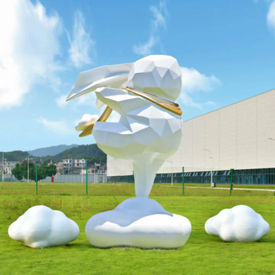 Feinste geometrische Kaninchen-Skulptur aus Fiberglas auf Wolke - 200cm H Outdoor-Kunst