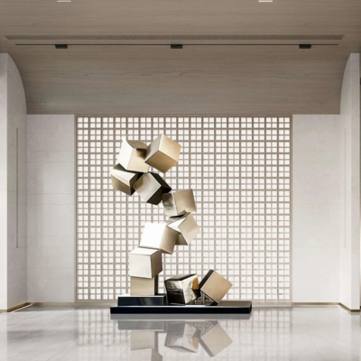 Ein guter Preis. Goldwürfel Metallskulptur - Moderne geometrische Kunstskulptur Online