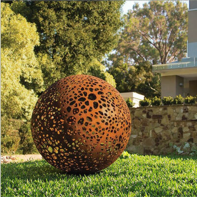 Ein guter Preis. Große Gartendekorations-Skulptur aus Corten-Stahl Rost-Hohlmetallkugel mit Perforationsdesign für Outdoor-Landschaftskunst Online