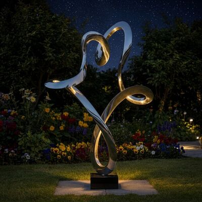 Modernes ewiges Herz. 8K-Spiegelpolierte abstrakte Skulptur aus Edelstahl für Luxuslandschaften.