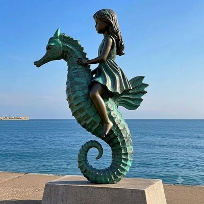 Ein guter Preis. Lebensgroße Bronzestatue eines Mädchens, das auf einem Seepferdchen reitet Online