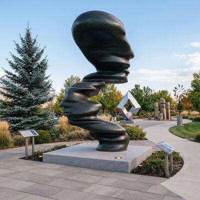 Große Bronze Abstrakte Menschenfigur Skulptur Verdrehtes Gesicht Profil Säule Moderne Außenstatue Gartengestaltung Öffentliche Kunst