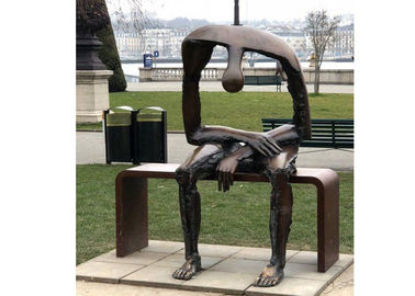 Ein guter Preis. Lebensgroßer Bronzestatuen-Garten, der auf Bank-Zusammenfassungs-einsamer Mann-Skulptur sitzt Online
