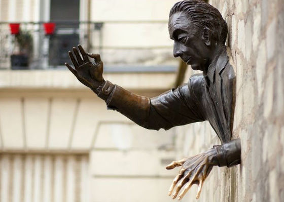 Lebensgroße Wand-im Freien dekorative werfende Bronzemann-Statue ODM