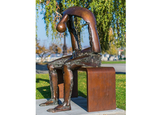 Ein guter Preis. Lebensgroßer werfender Bronzemann, der auf Bank-Statue sitzt Online