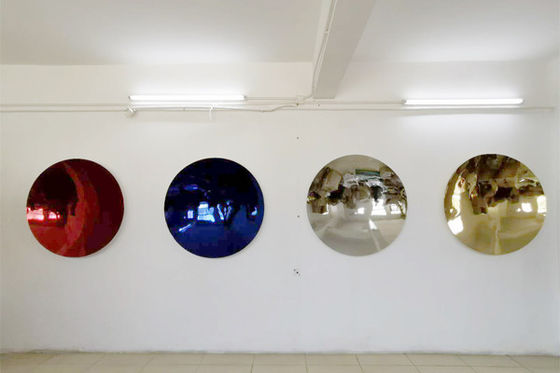 Ein guter Preis. Farbedelstahl-Kreishohlspiegel-Skulptur durch Anish Kapoor Online